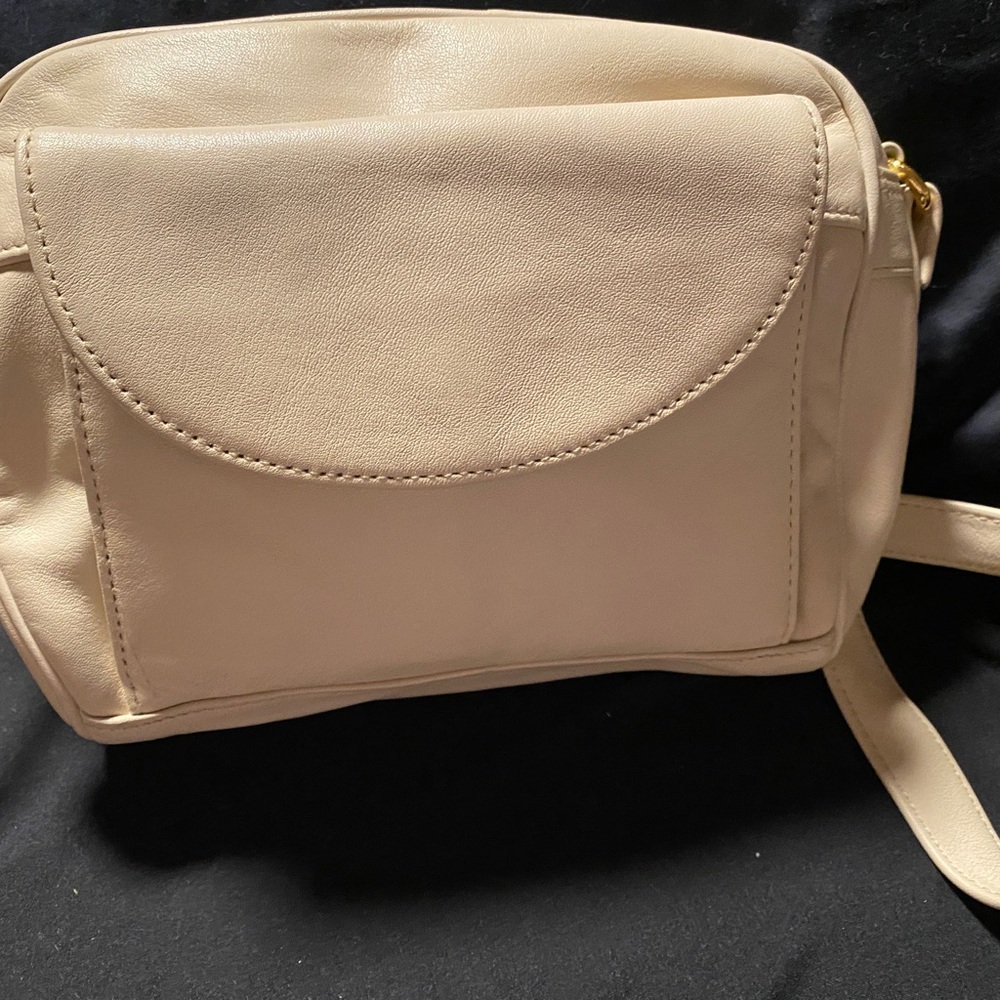 Etienne Aigner cream-beige leather shoulder bag.